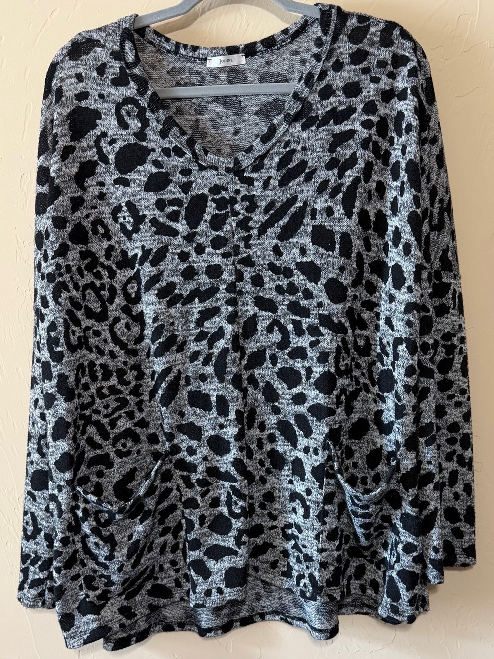 JODIFL Gray & Black Leopard V-Neck Pullover